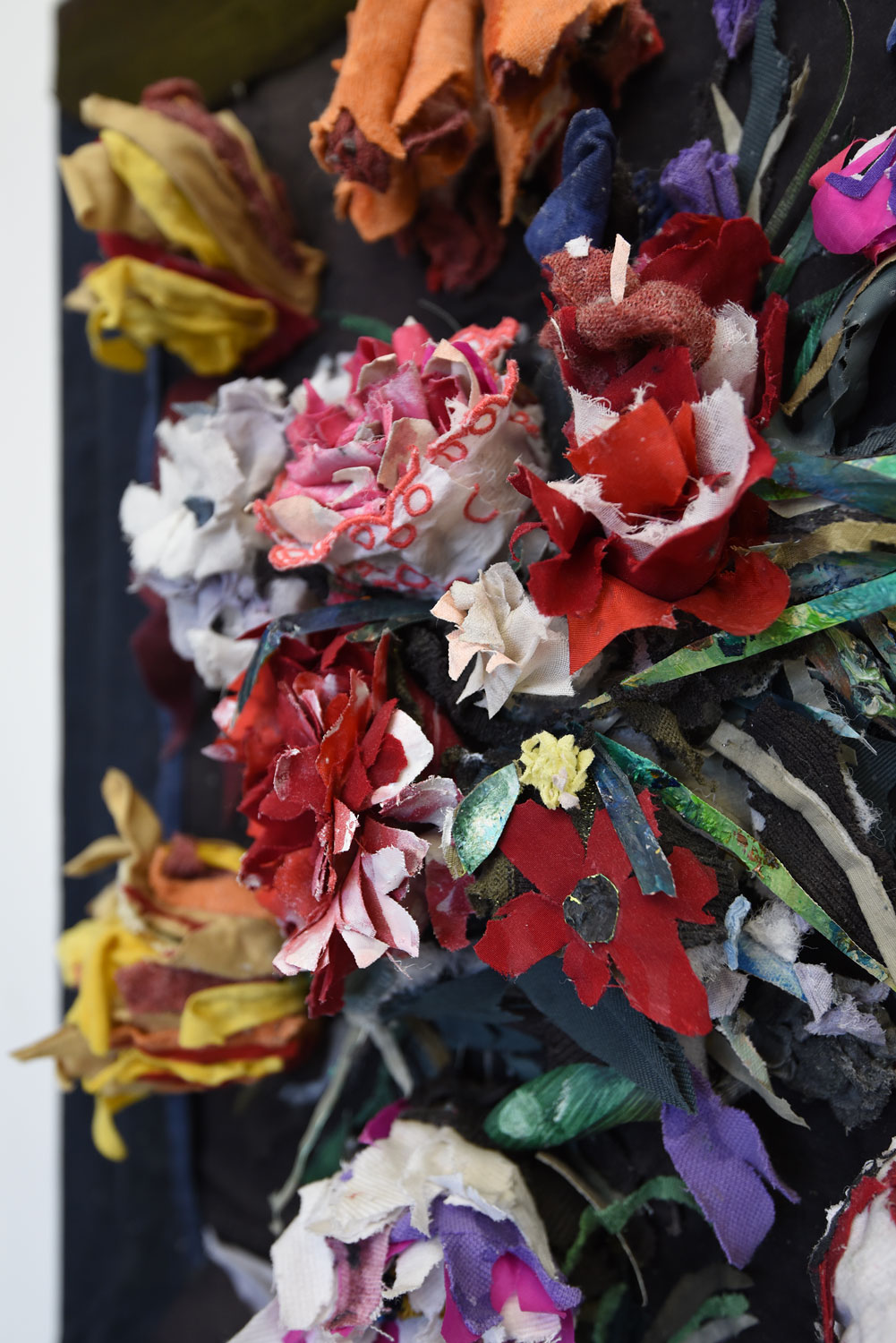 clothes_flowers_detail_1_patrick-simkins_artist_collage_recycled_clothes_Paris_2020