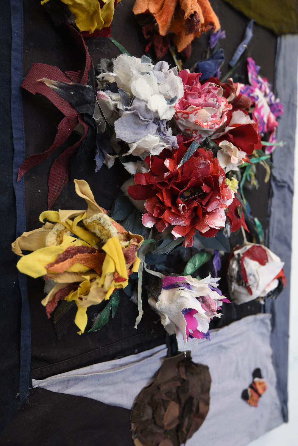 clothes_flowers_detail_2_patrick-simkins_artist_collage_recycled_clothes_Paris_2020